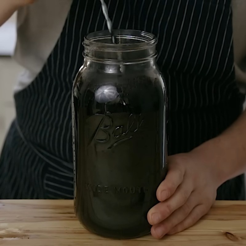 Bước 1 Pha hoàn toàn bằng nước lạnh Cà phê ủ lạnh (coffee cold brew)