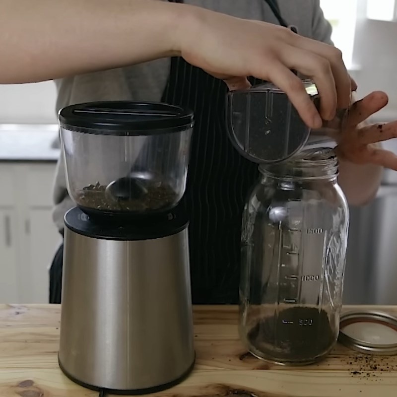 Bước 1 Pha hoàn toàn bằng nước lạnh Cà phê ủ lạnh (coffee cold brew)