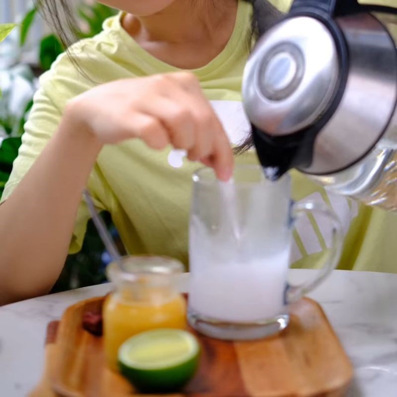 Bước 2 Pha nước sắn với nước sôi Nước bột sắn dây