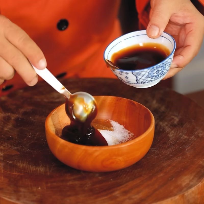 Bước 3 Pha sốt xào Hủ tiếu xào người Hoa