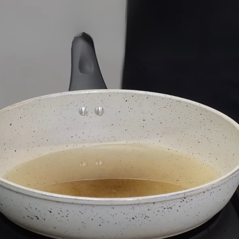 Bước 2 Rán trứng Trứng đúc thịt (chả trứng)