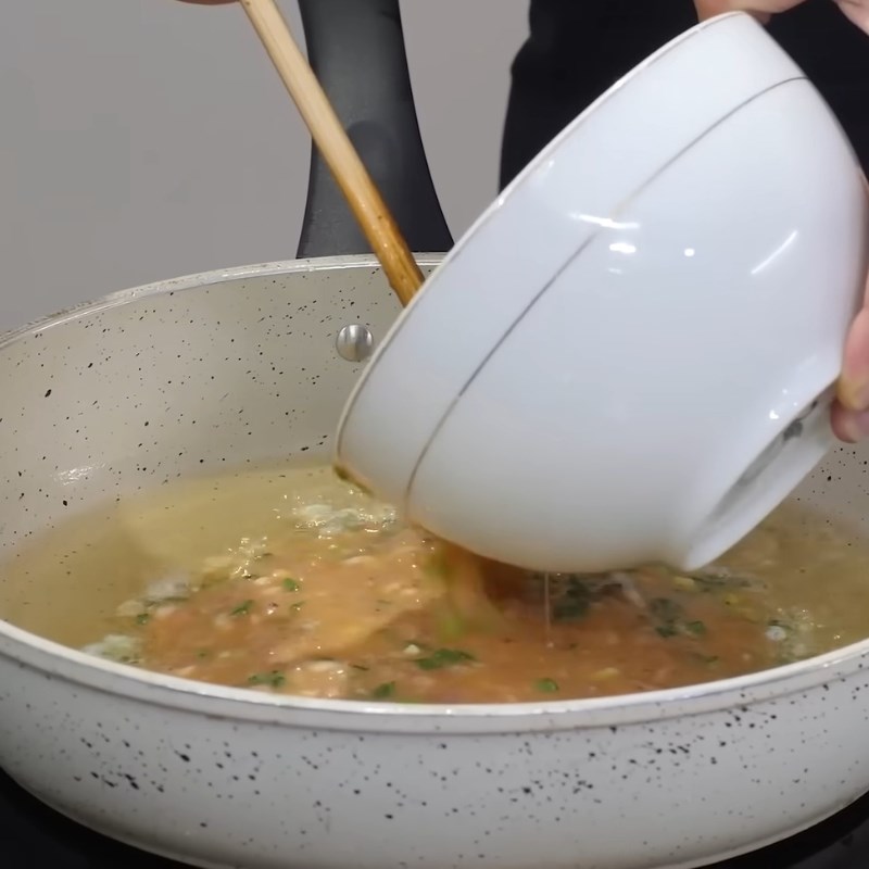 Bước 2 Rán trứng Trứng đúc thịt (chả trứng)