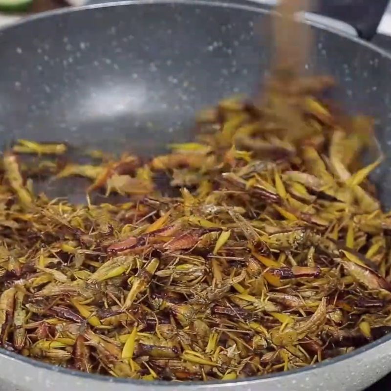 Bước 1 Rang châu chấu Châu chấu rang lá chanh