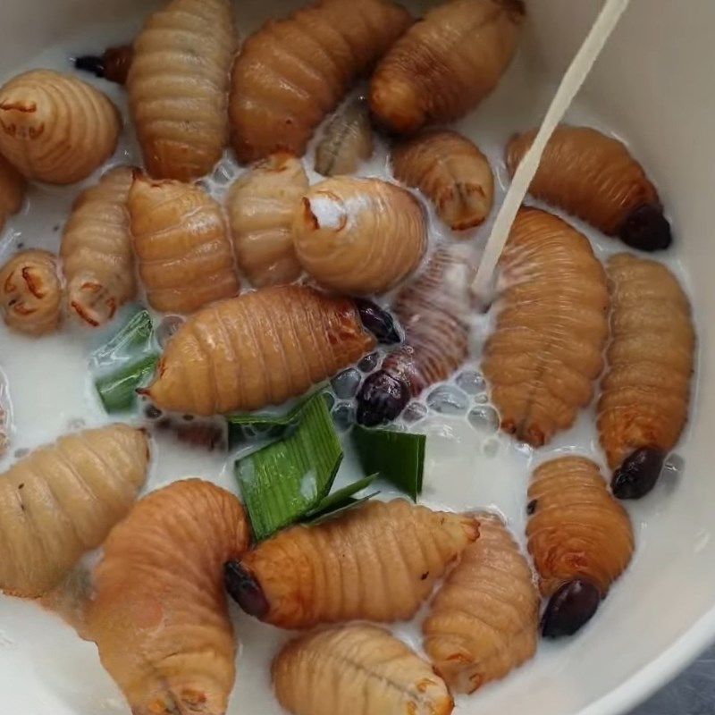 Bước 1 Rửa sạch Đuông dừa ngâm nước mắm