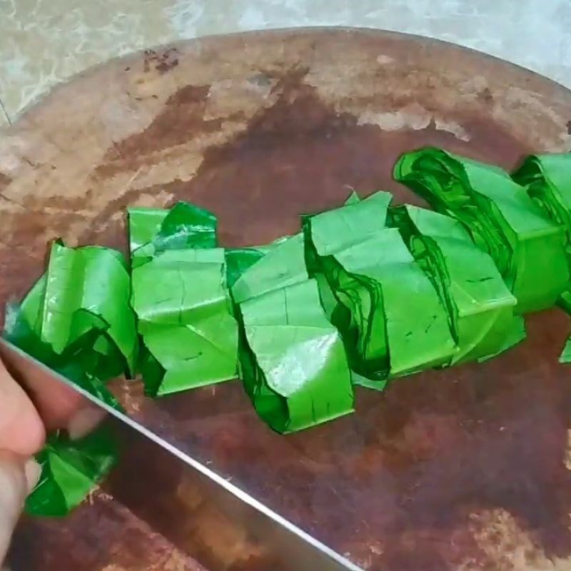 Bước 3 Sơ chế lá nhàu Lươn um lá nhàu