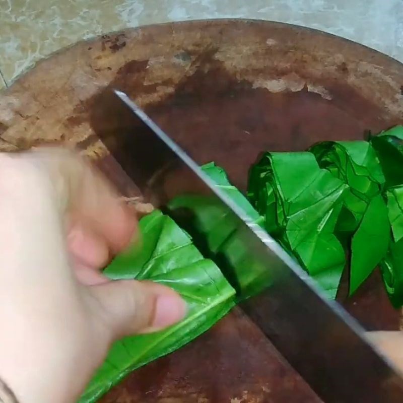 Bước 3 Sơ chế lá nhàu Lươn um lá nhàu