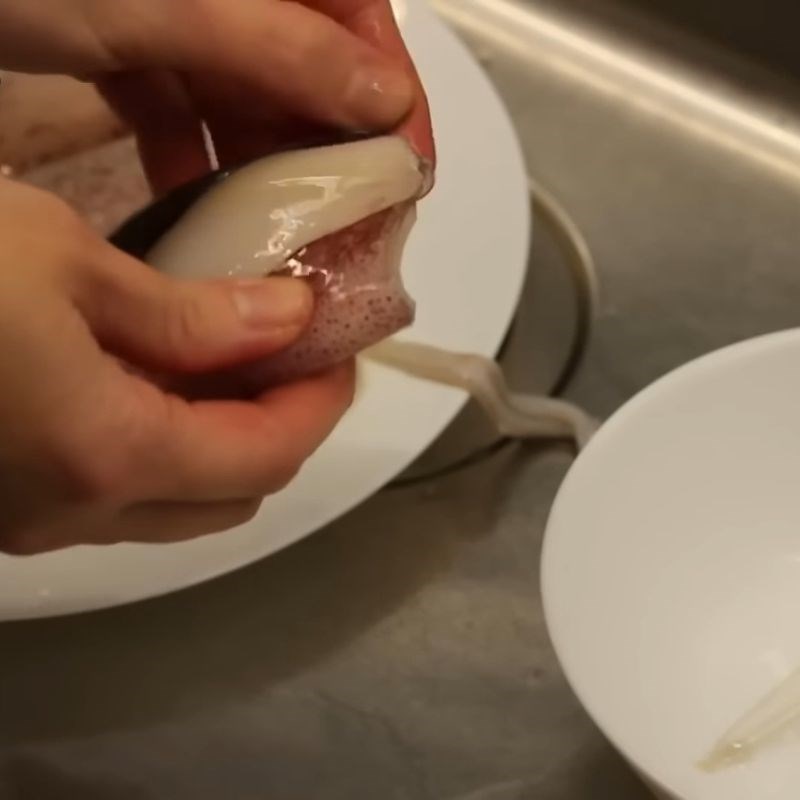 Bước 1 Sơ chế mực Mực hấp Thái