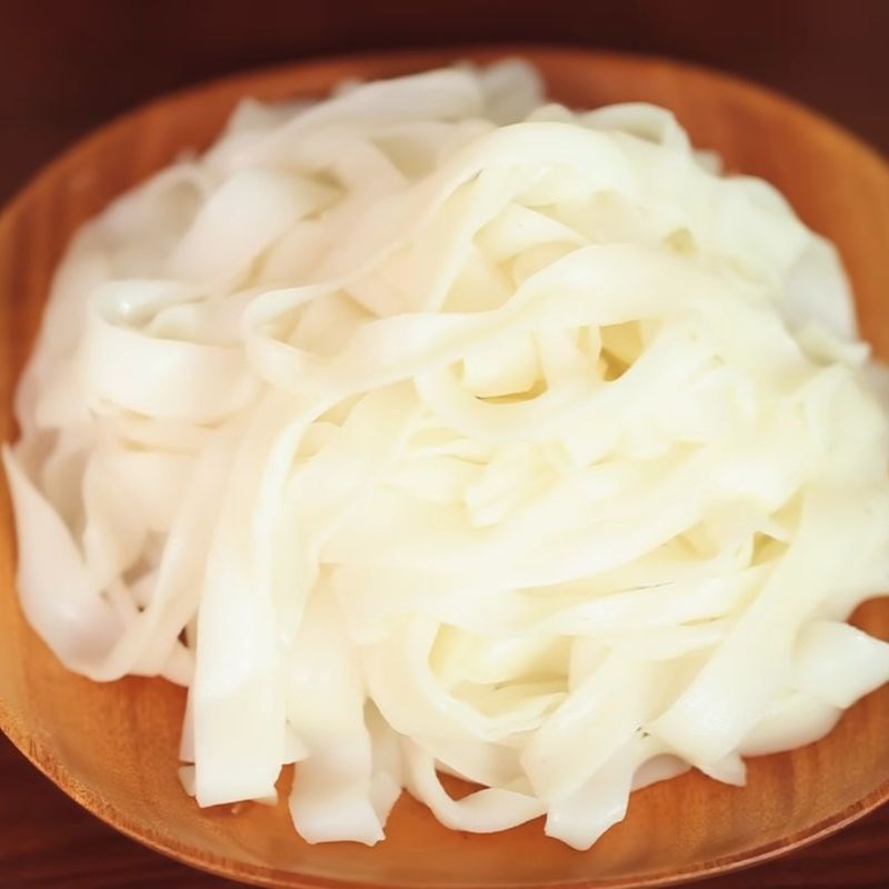 Bước 1 Sơ chế nguyên liệu Hủ tiếu xào người Hoa