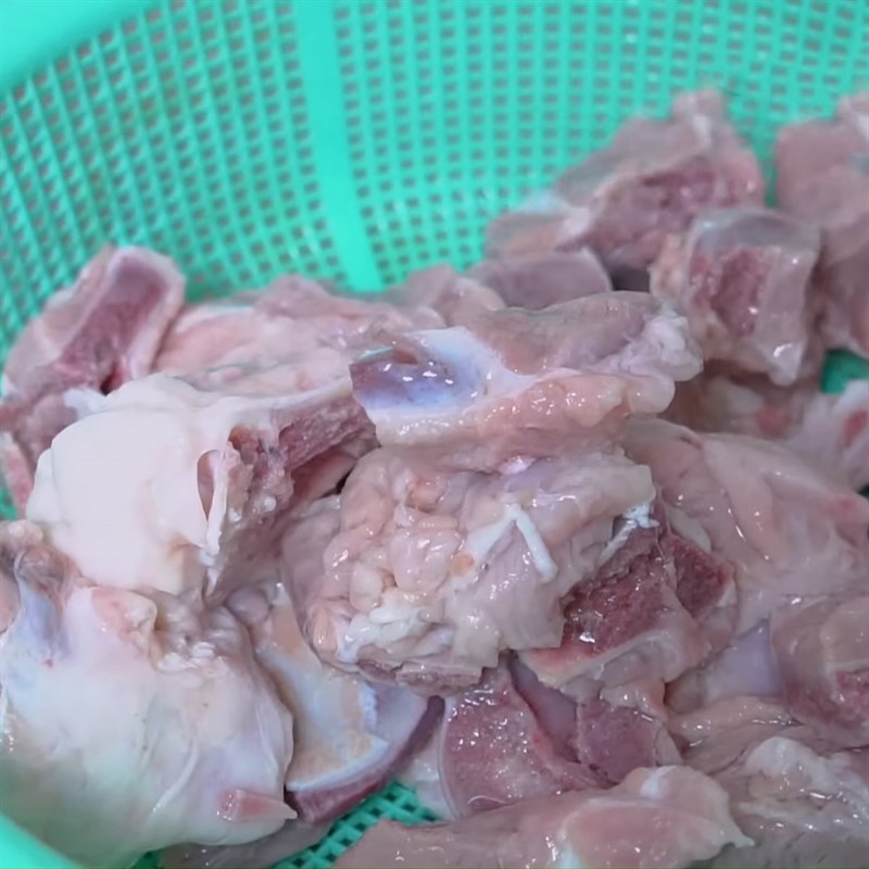 Bước 1 Sơ chế nguyên liệu Hủ tiếu xào người Hoa