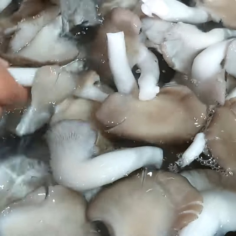 Bước 1 Sơ chế nguyên liệu Canh kê gà nấu nấm
