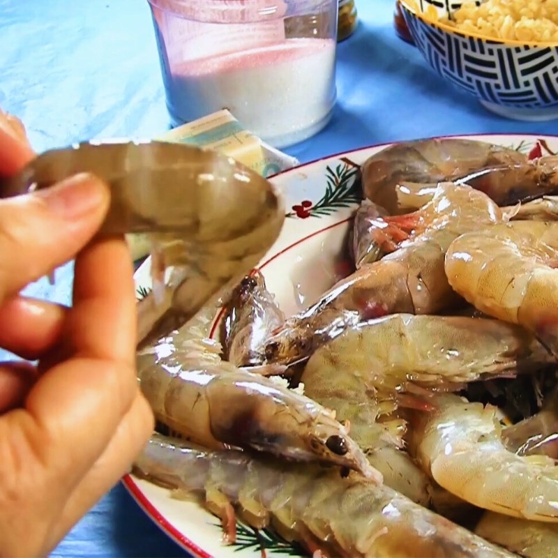 Bước 1 Sơ chế tôm Tôm rim bơ tỏi