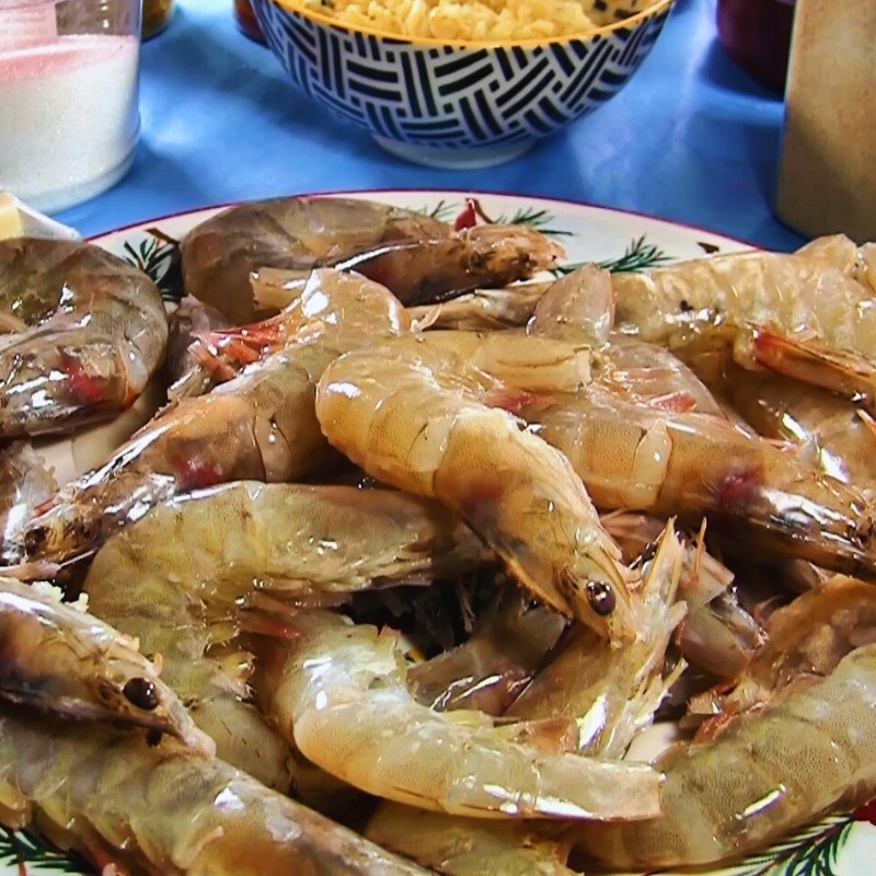 Bước 1 Sơ chế tôm Tôm rim bơ tỏi