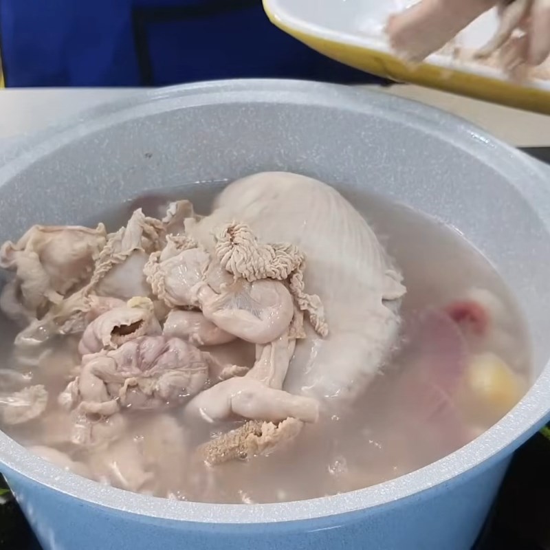 Bước 2 Sơ chế và luộc bao tử, dồi trường gà Gà nấu bao tử