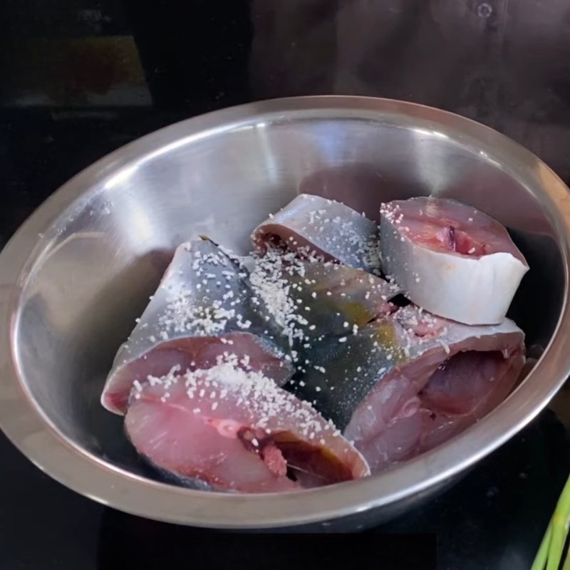 Bước 1 Sơ chế và ướp cá Bún chả sứa