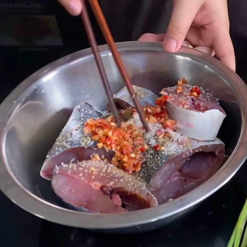 Bước 1 Sơ chế và ướp cá Bún chả sứa
