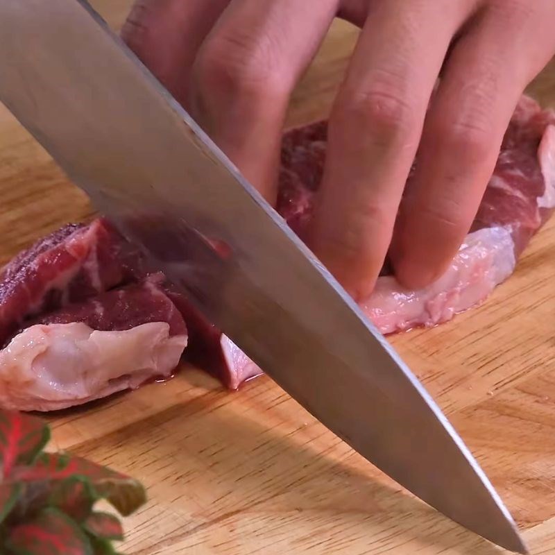 Bước 1 Sơ chế và ướp thịt bò Bò xào bơ tỏi