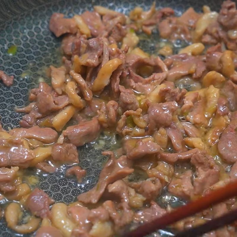 Bước 1 Sơ chế và xào thịt vịt và tôm Bánh canh vịt nước cốt dừa