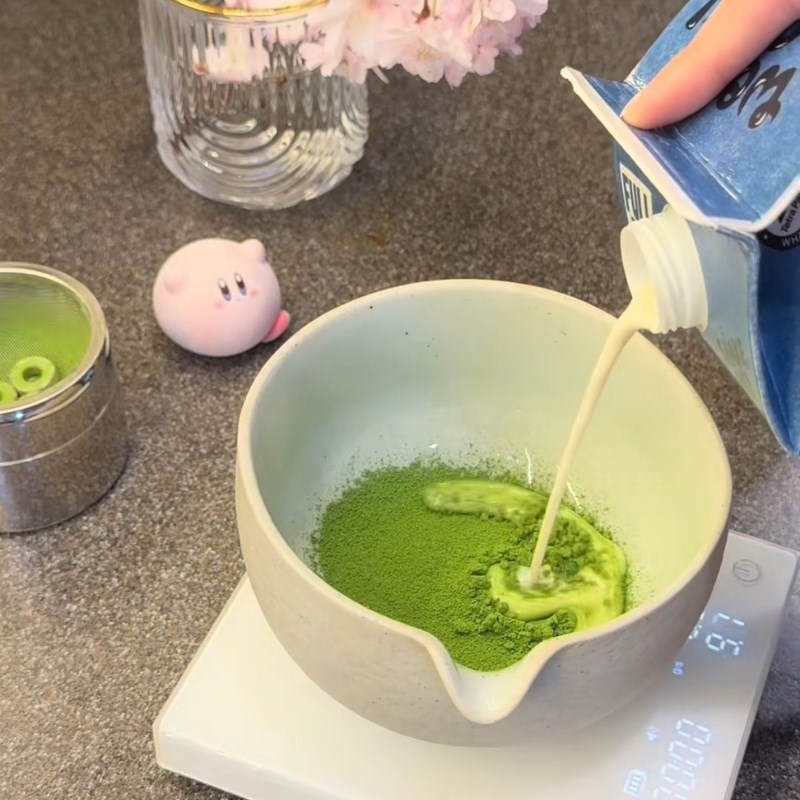 Bước 1 Tạo bọt matcha Matcha latte cold whisk