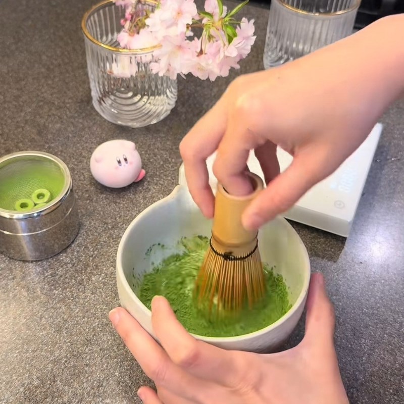 Bước 1 Tạo bọt matcha Matcha latte cold whisk