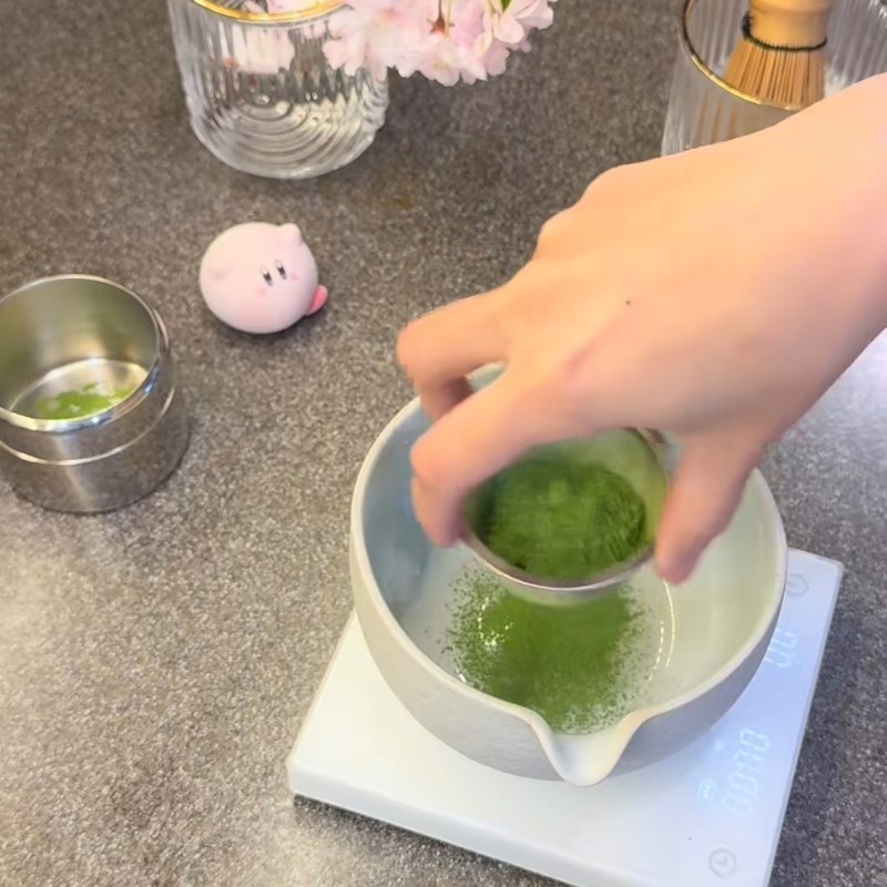 Bước 1 Tạo bọt matcha Matcha latte cold whisk