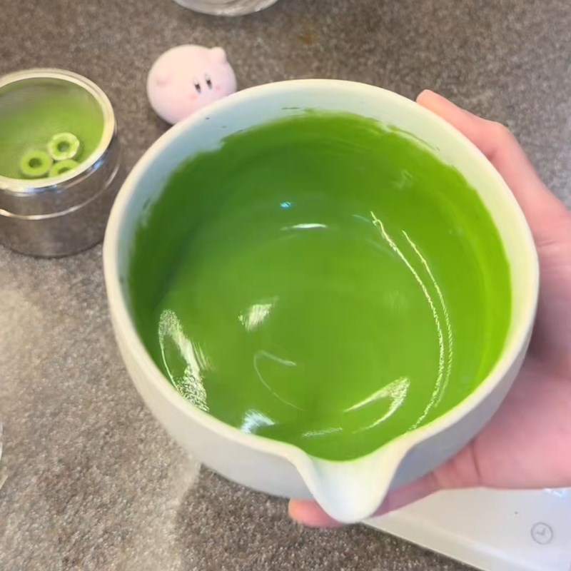Bước 1 Tạo bọt matcha Matcha latte cold whisk