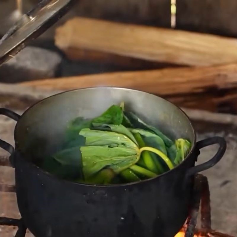 Bước 3 Thêm rau bon và hoa chuối Canh bon