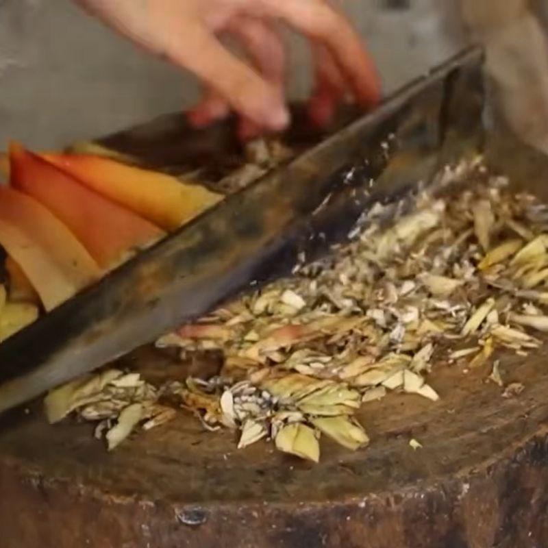 Bước 3 Thêm rau bon và hoa chuối Canh bon