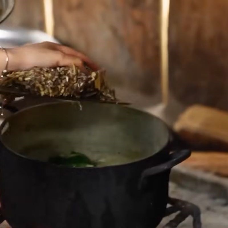 Bước 3 Thêm rau bon và hoa chuối Canh bon