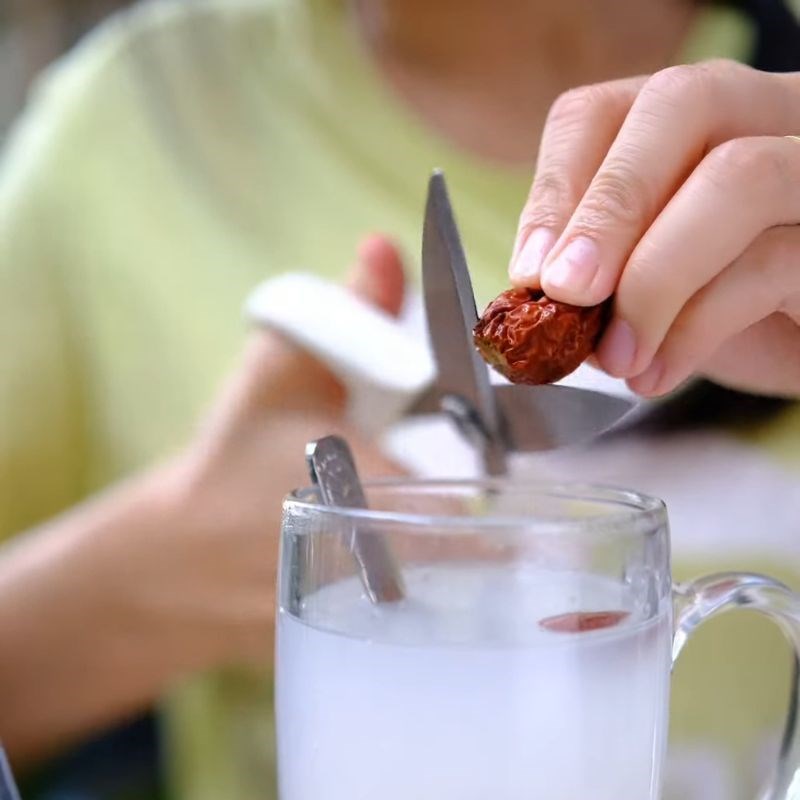 Bước 4 Thêm táo đỏ Nước bột sắn dây