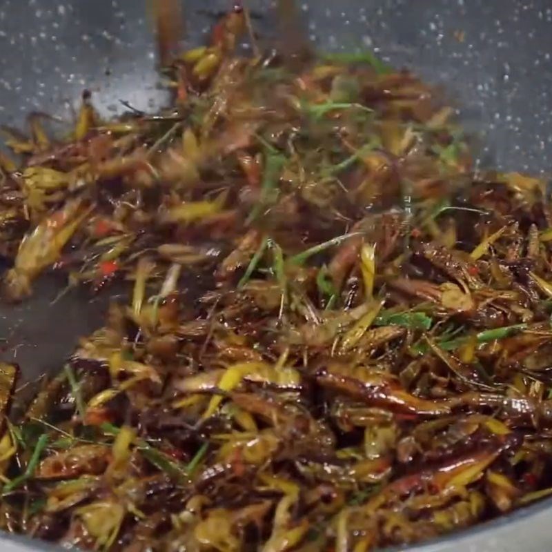 Bước 3 Thưởng thức Châu chấu rang lá chanh