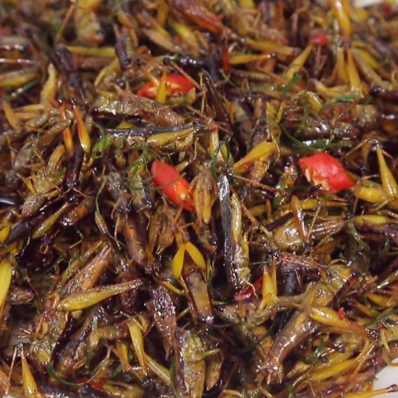 Bước 3 Thưởng thức Châu chấu rang lá chanh