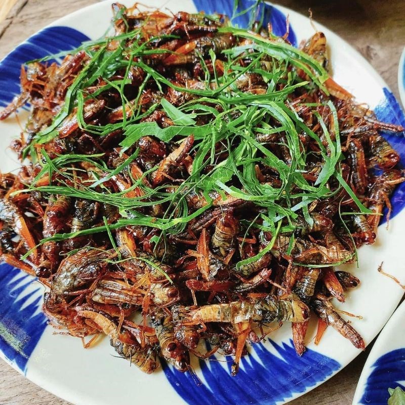 Bước 3 Thưởng thức Châu chấu rang lá chanh