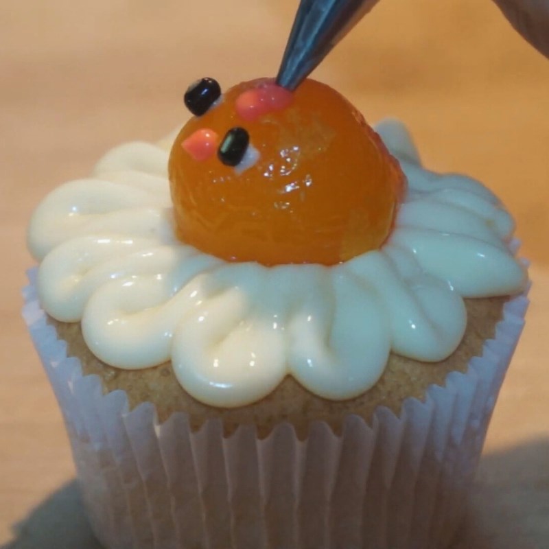 Bước 6 Trang trí bánh Cupcake bông lan trứng muối