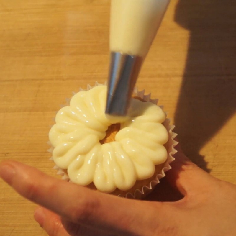 Bước 6 Trang trí bánh Cupcake bông lan trứng muối