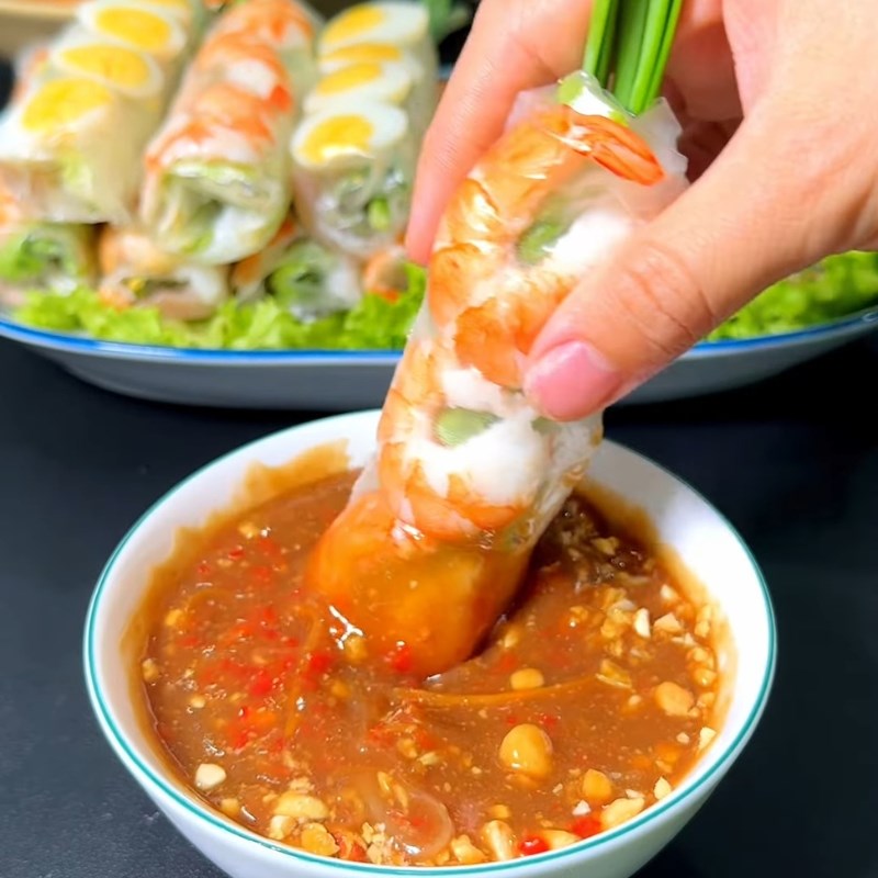Bước 3 Trình bày và thưởng thức Tương đen chấm gỏi cuốn