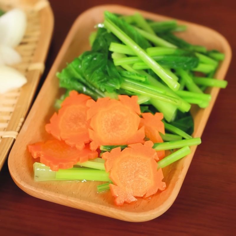Bước 4 Trụng nguyên liệu Hủ tiếu xào người Hoa