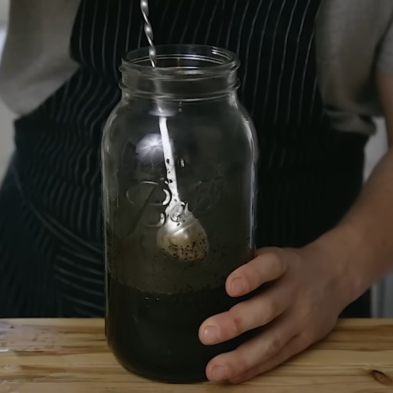 Bước 2 Ủ nóng nhanh ban đầu Cà phê ủ lạnh (coffee cold brew)