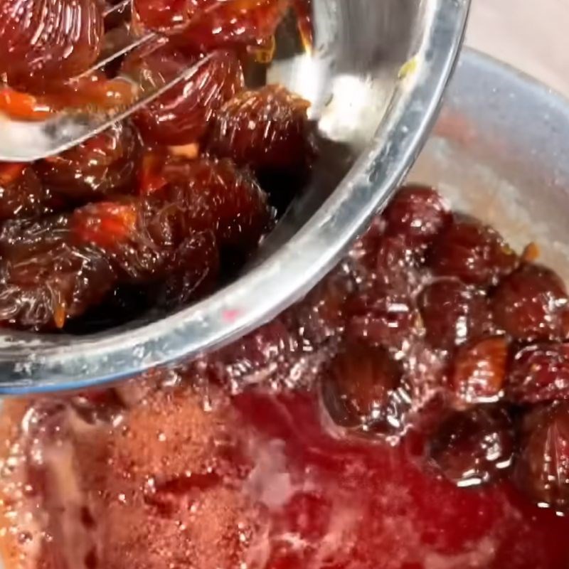 Bước 2 Ướp đường và sên mận Mận sấy dẻo