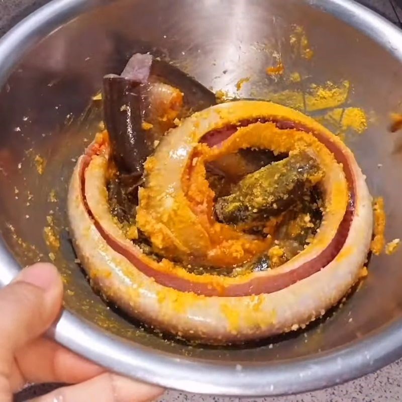 Bước 3 Ướp lươn Lươn um lá cách