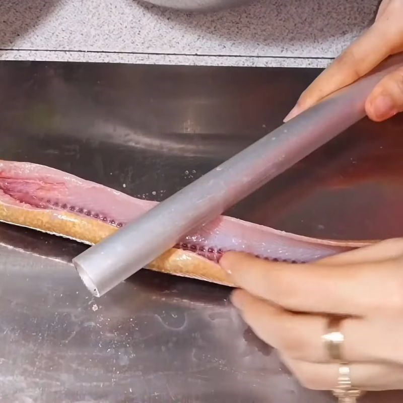Bước 3 Ướp lươn Lươn um lá cách