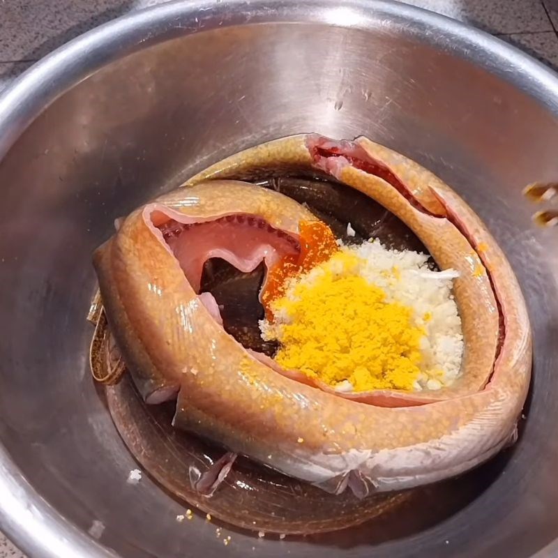 Bước 3 Ướp lươn Lươn um lá cách