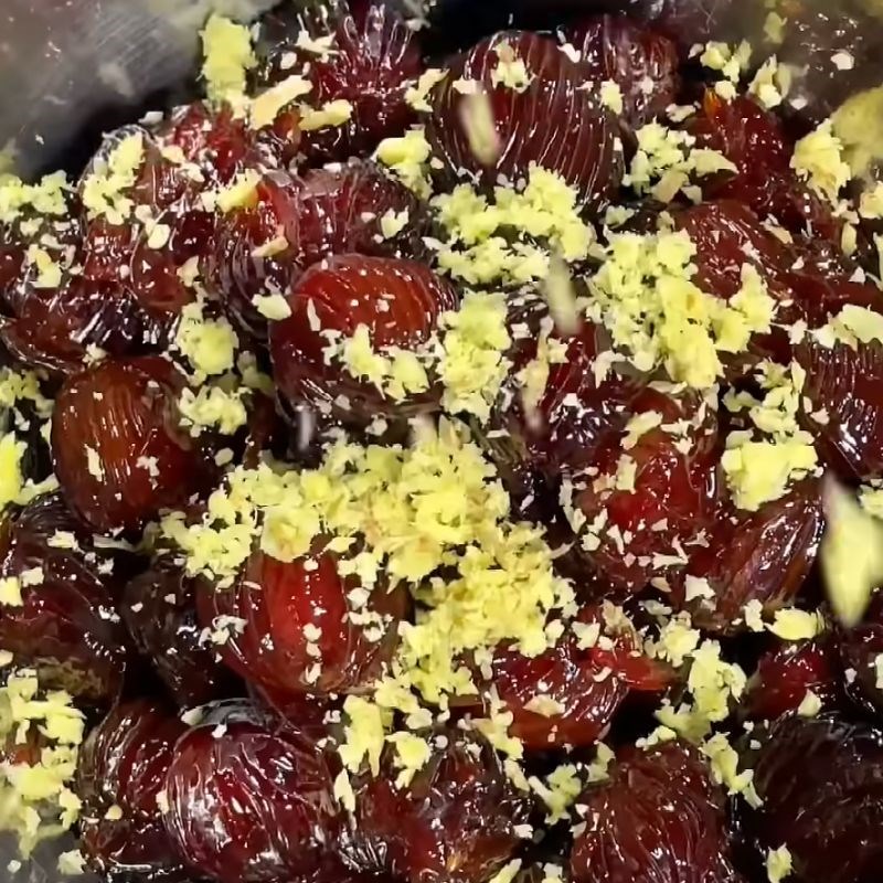 Bước 3 Ướp mận với gừng Mận sấy dẻo