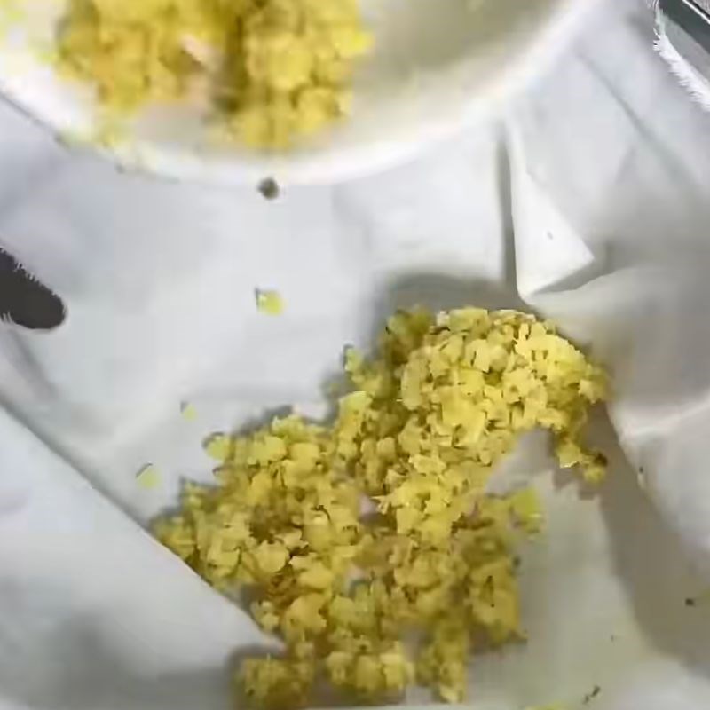 Bước 3 Ướp mận với gừng Mận sấy dẻo