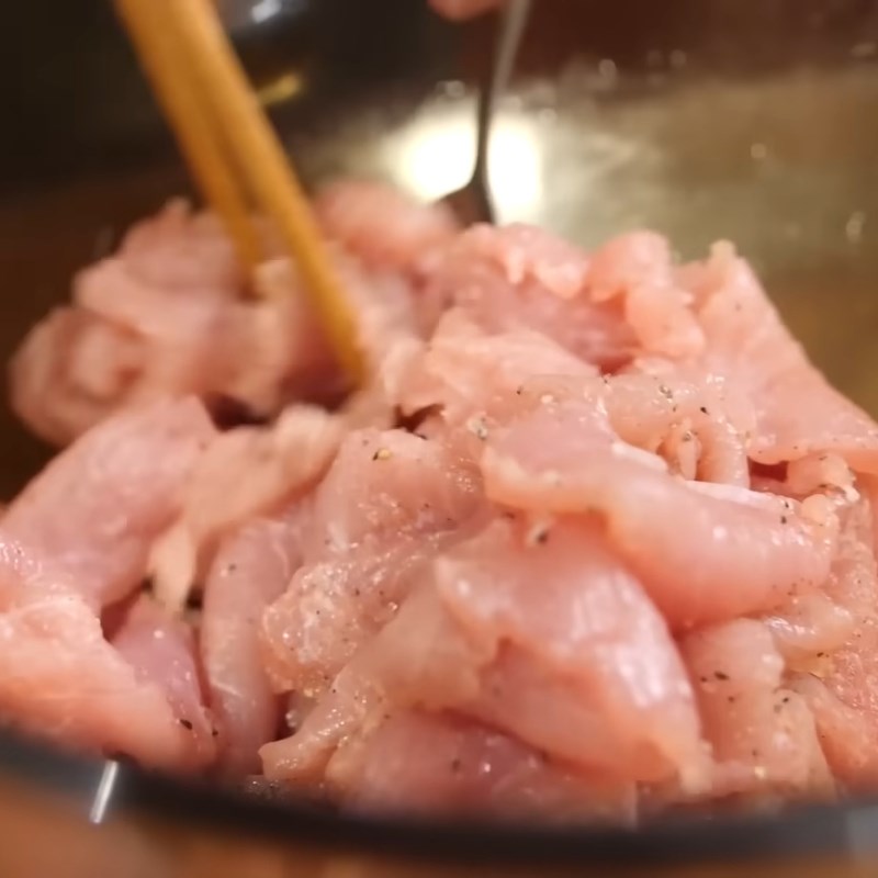 Bước 2 Ướp thịt Thịt thăn rim tiêu