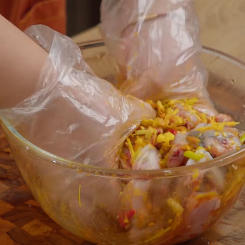 Bước 2 Ướp thịt ếch Ếch chiên bơ