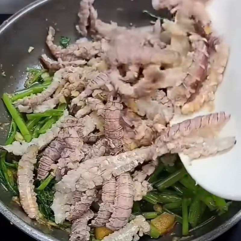 Bước 3 Xào bề bề Bề bề xào rau muống