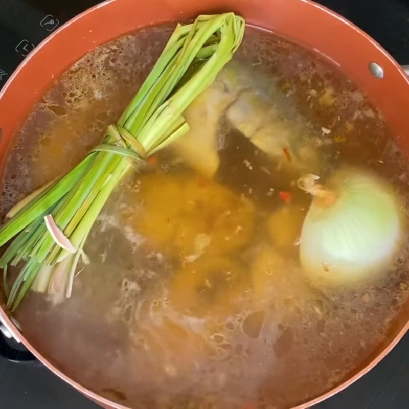 Bước 2 Xào cá và nấu nước lèo Bún chả sứa