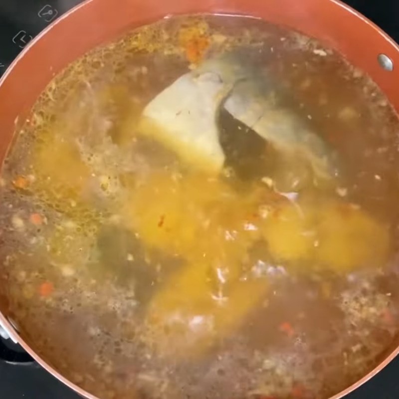 Bước 2 Xào cá và nấu nước lèo Bún chả sứa