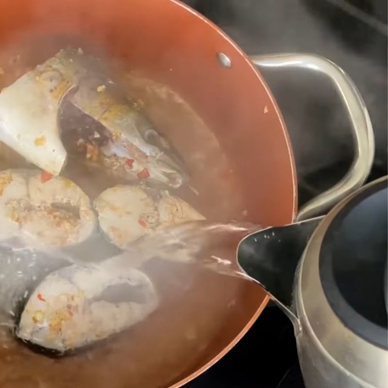 Bước 2 Xào cá và nấu nước lèo Bún chả sứa