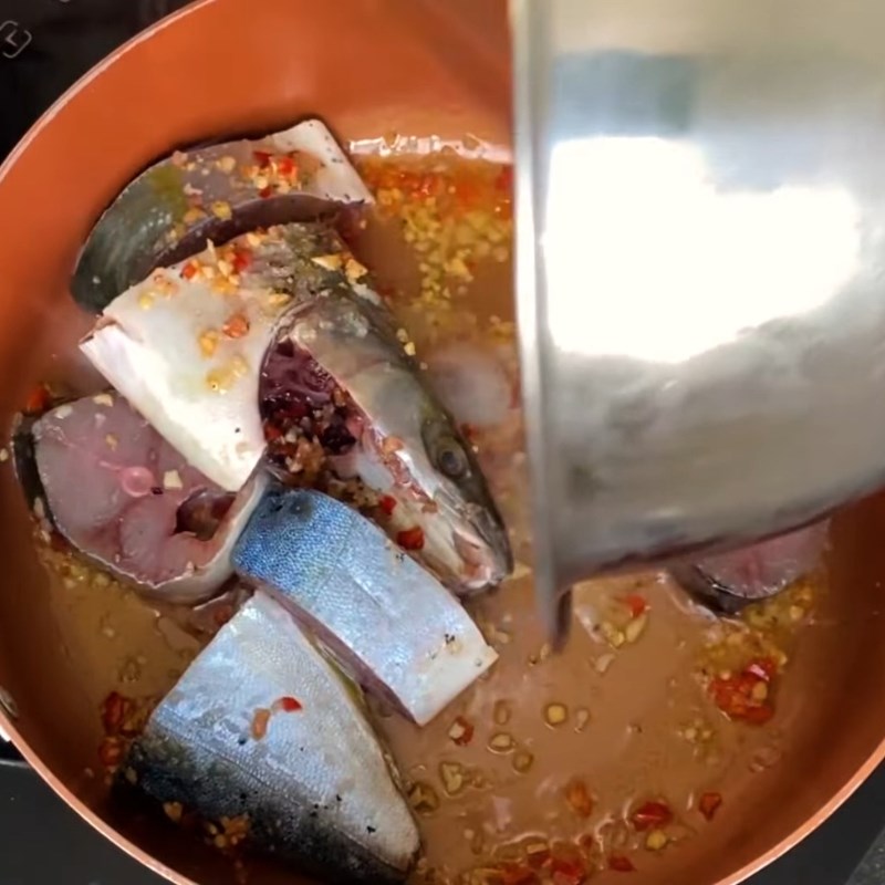 Bước 2 Xào cá và nấu nước lèo Bún chả sứa